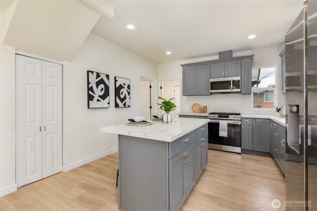 Property photo for 8416 Duncan Avenue S, Seattle photo 3