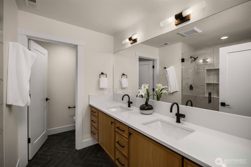 Property photo for 807 W Armour Street, Seattle photo 24