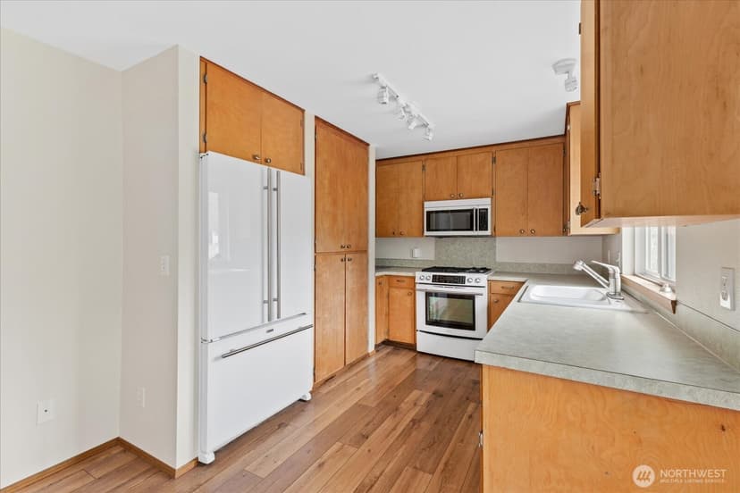 Property photo for 967 Edgecliff Drive, Langley photo 7