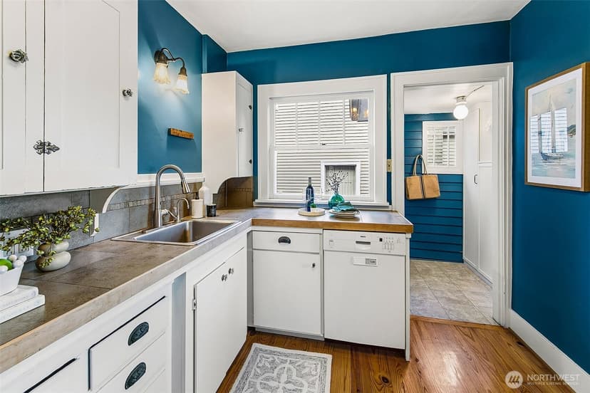Property photo for 1419 25th Avenue E, Seattle photo 9
