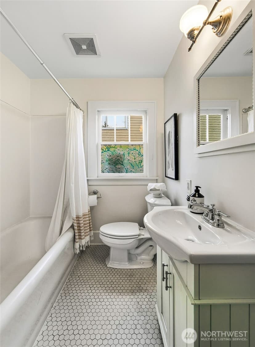 Property photo for 1419 25th Avenue E, Seattle photo 12