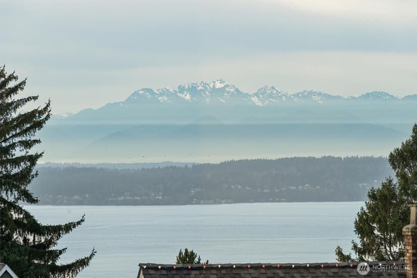 Property photo for 3020 W Viewmont Way W, Seattle photo 2
