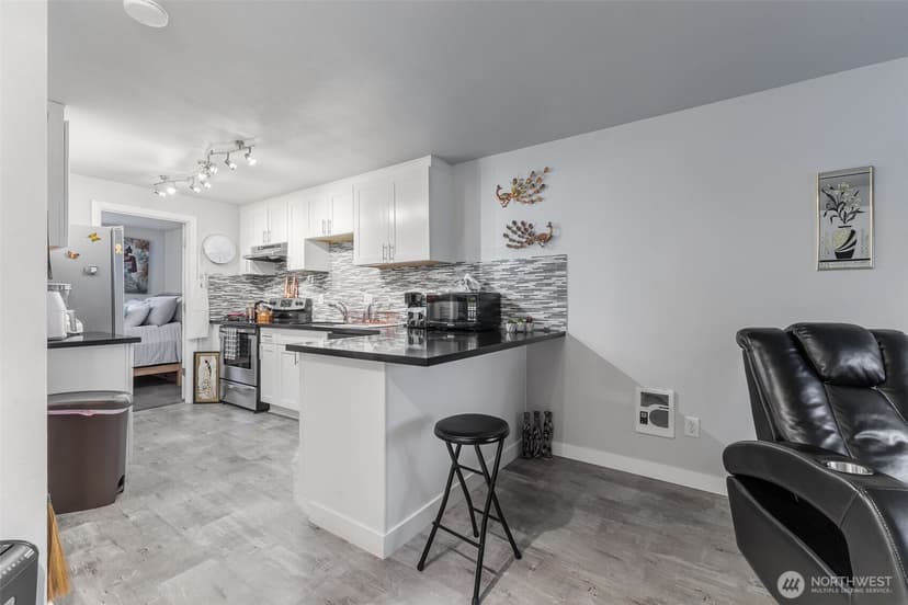 Property photo for 12434 Ambaum Boulevard SW #114, Burien photo 8