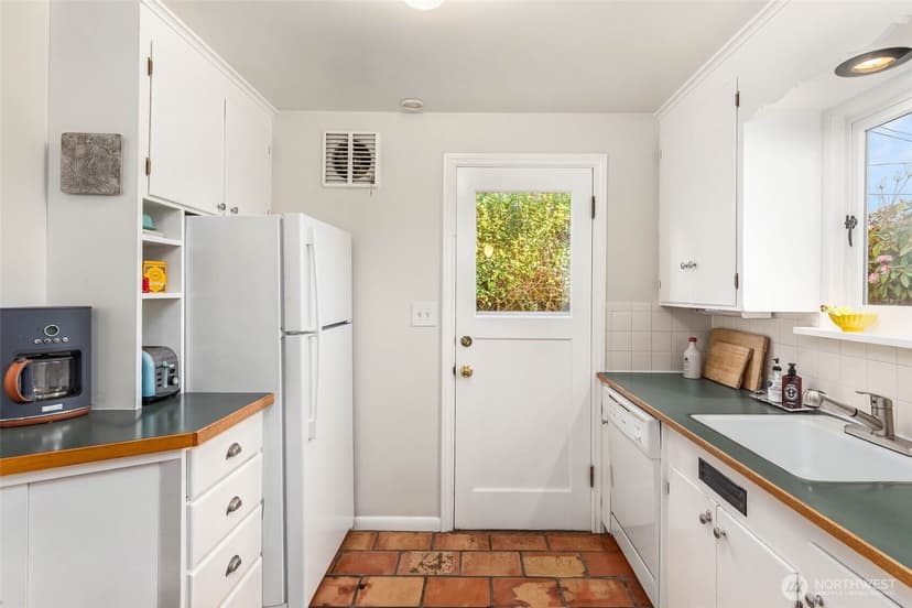 Property photo for 1947 34th Avenue W, Seattle photo 13