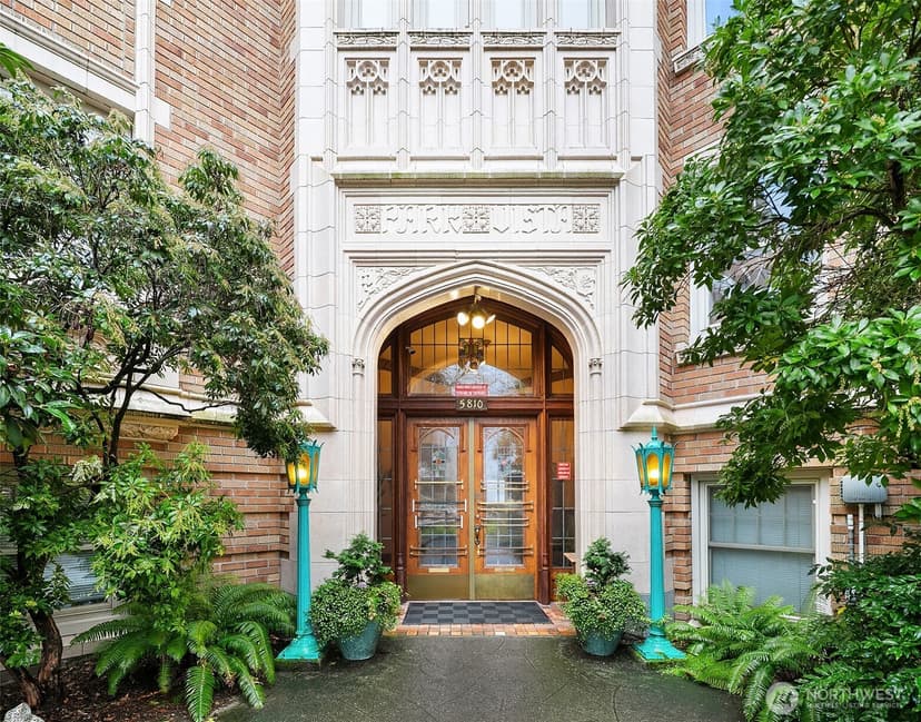 Property photo for 5810 Cowen Place NE #106, Seattle photo 2