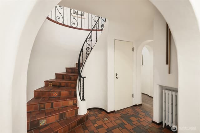 Property photo for 1533 Shenandoah Drive E, Seattle photo 5
