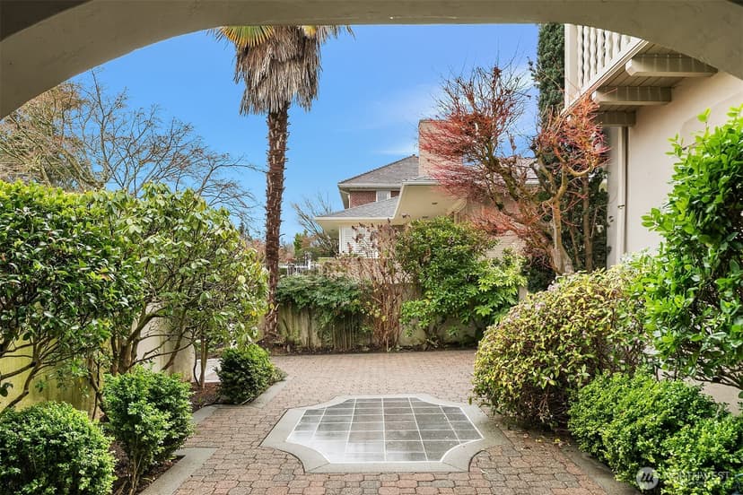 Property photo for 1533 Shenandoah Drive E, Seattle photo 3