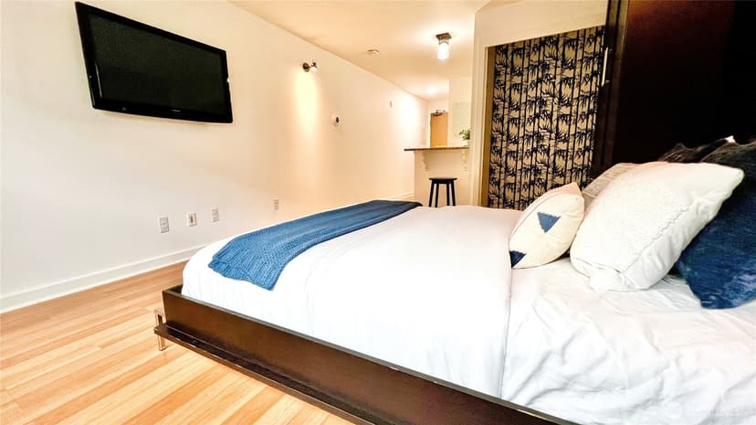 Property photo for 7600 Greenwood Avenue N #206, Seattle photo 9