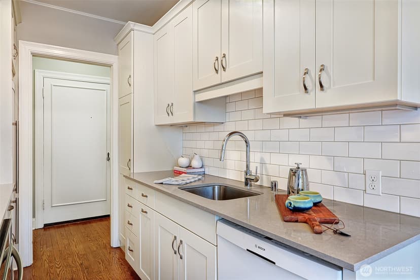 Property photo for 5810 Cowen Place NE #202, Seattle photo 18