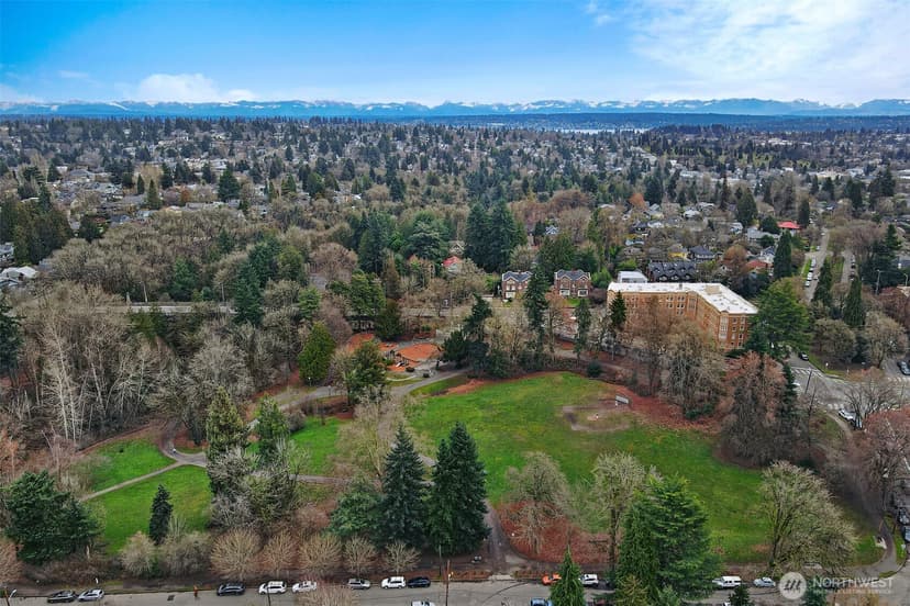 Property photo for 5810 Cowen Place NE #202, Seattle photo 32