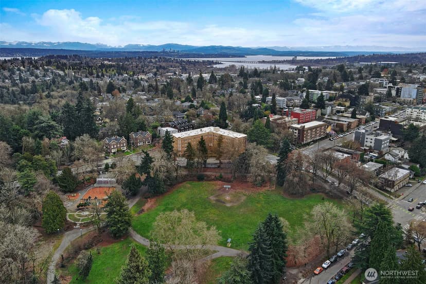 Property photo for 5810 Cowen Place NE #202, Seattle photo 34