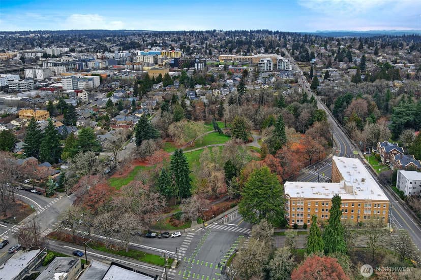 Property photo for 5810 Cowen Place NE #202, Seattle photo 30