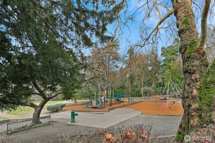 Property photo for 5810 Cowen Place NE #202, Seattle photo 28