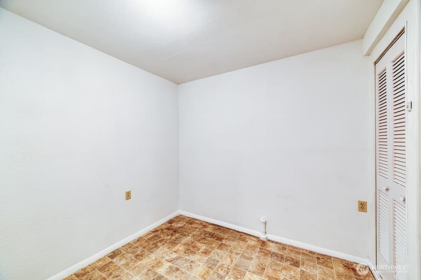 Property photo for 718 E Walnut Street, Kent photo 29