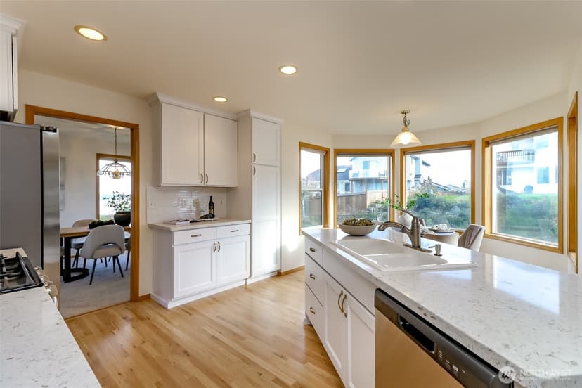 Property photo for 2201 Hillside Drive NE, Tacoma photo 11