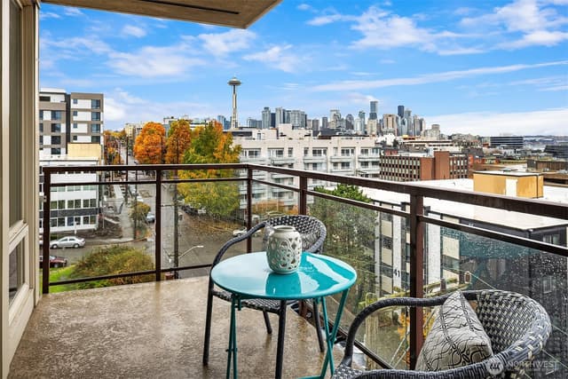 Property photo for 500 5th Avenue W #705, Seattle photo 4