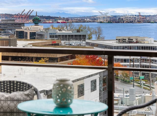 Property photo for 500 5th Avenue W #705, Seattle photo 3
