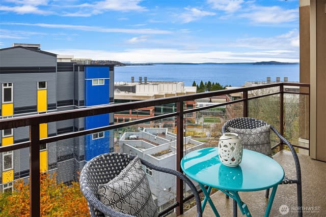 Property photo for 500 5th Avenue W #705, Seattle photo 2