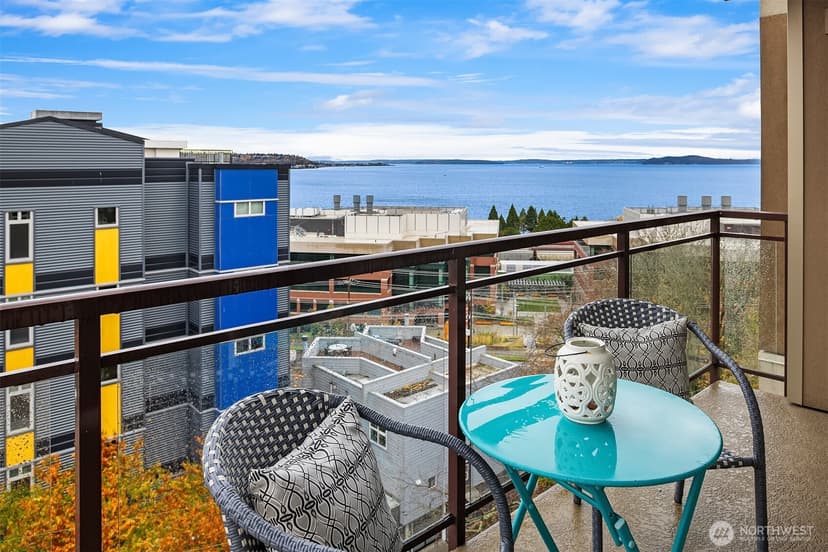 Property photo for 500 5th Avenue W #705, Seattle photo 2