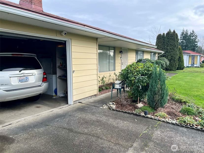 Property photo for 10621 Westwood Drive SW, Lakewood photo 19