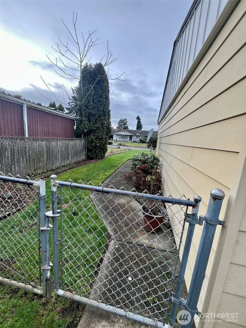 Property photo for 10621 Westwood Drive SW, Lakewood photo 24