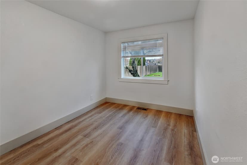 Property photo for 914 6th Avenue SW, Puyallup photo 13