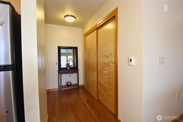 Property photo for 827 Hiawatha Place S #406, Seattle photo 2