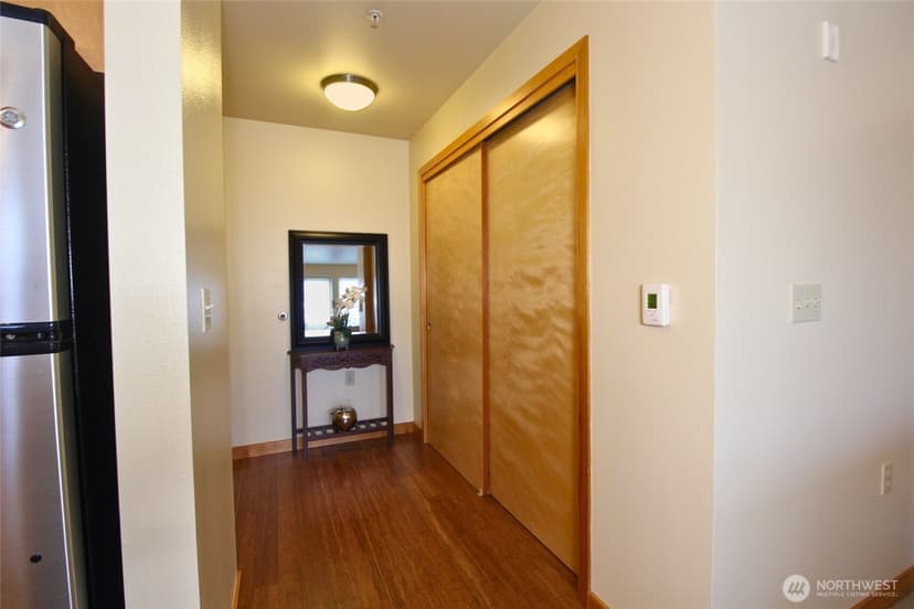 Property photo for 827 Hiawatha Place S #406, Seattle photo 2