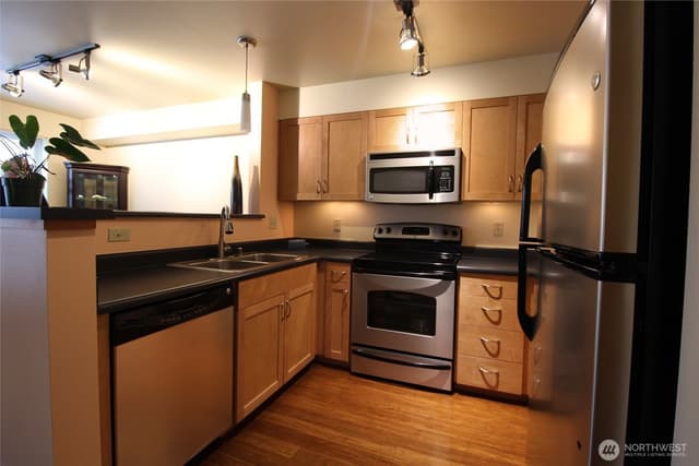Property photo for 827 Hiawatha Place S #406, Seattle photo 3