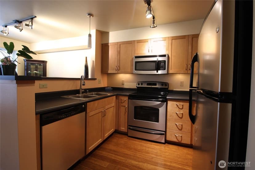 Property photo for 827 Hiawatha Place S #406, Seattle photo 3