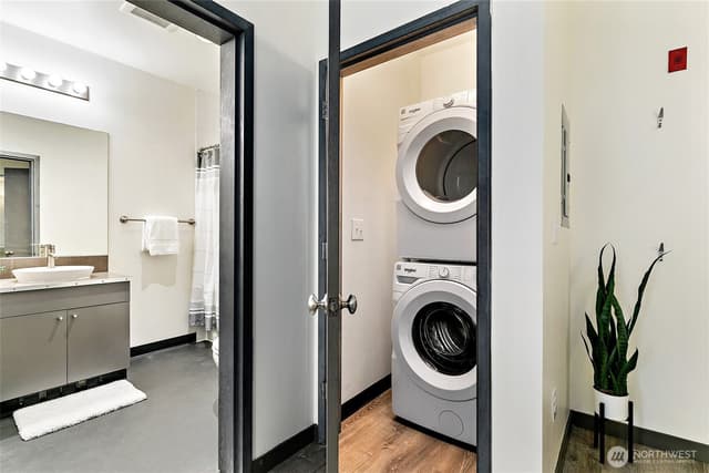 Property photo for 1414 12th Avenue #404, Seattle photo 3