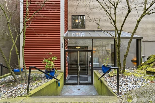 Property photo for 620 W Mercer Place #2B, Seattle photo 4