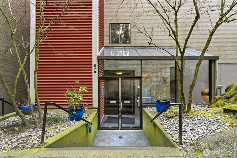 Property photo for 620 W Mercer Place #2B, Seattle photo 4