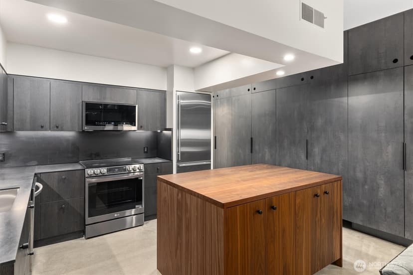 Property photo for 1425 Western Avenue #L310, Seattle photo 8