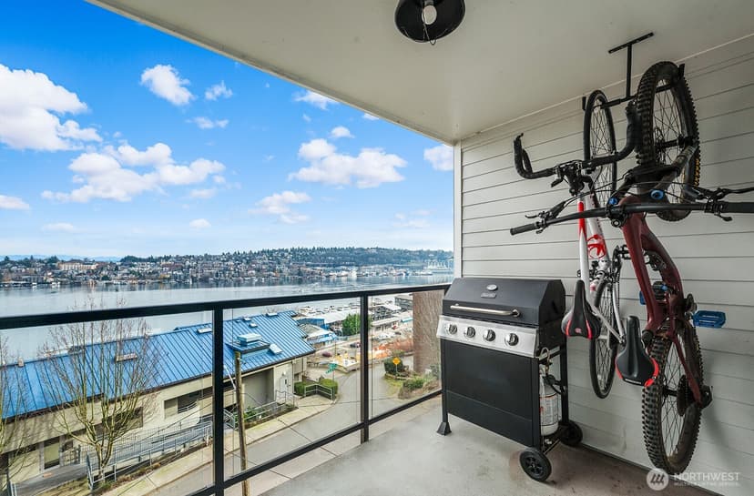 Property photo for 2401 8th Avenue N #202, Seattle photo 17