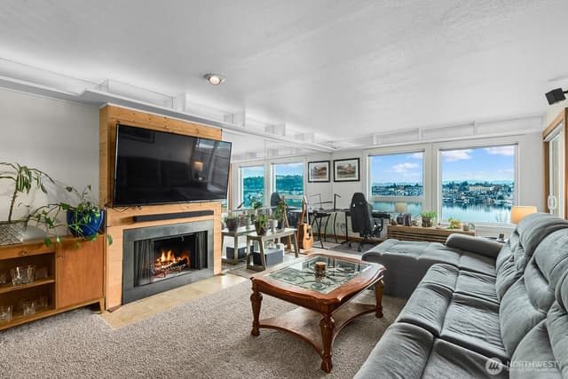 Property photo for 2401 8th Avenue N #202, Seattle photo 2