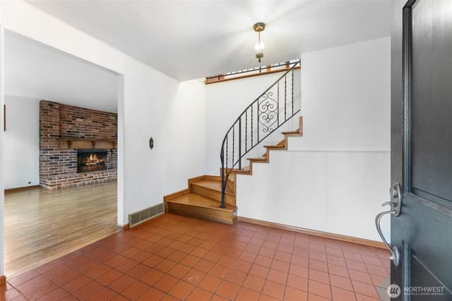 Property photo for 10919 101st Avenue SW, Lakewood photo 3