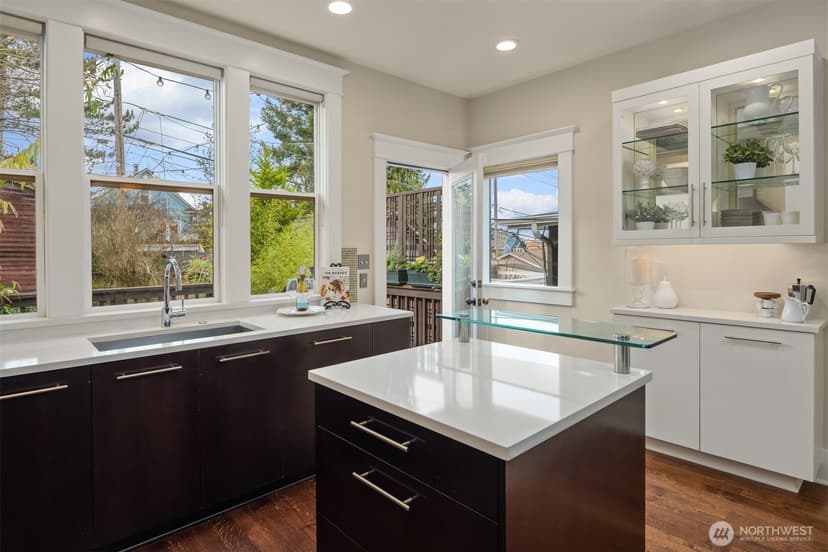 Property photo for 2113 3rd Avenue W, Seattle photo 10