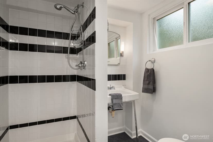 Property photo for 2113 3rd Avenue W, Seattle photo 16