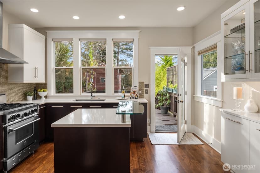 Property photo for 2113 3rd Avenue W, Seattle photo 8