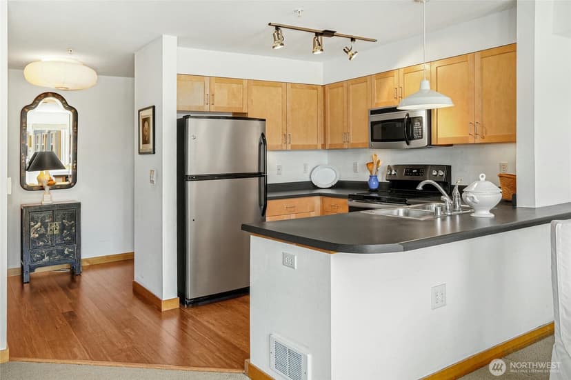 Property photo for 827 Hiawatha Place S #405, Seattle photo 7