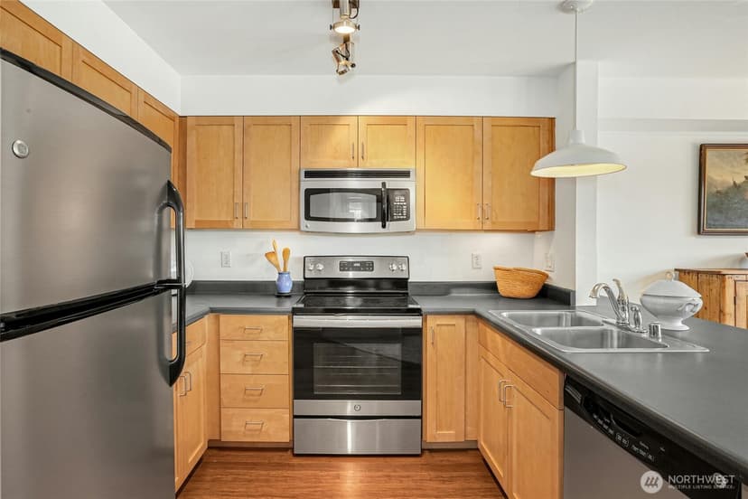 Property photo for 827 Hiawatha Place S #405, Seattle photo 8