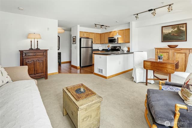 Property photo for 827 Hiawatha Place S #405, Seattle