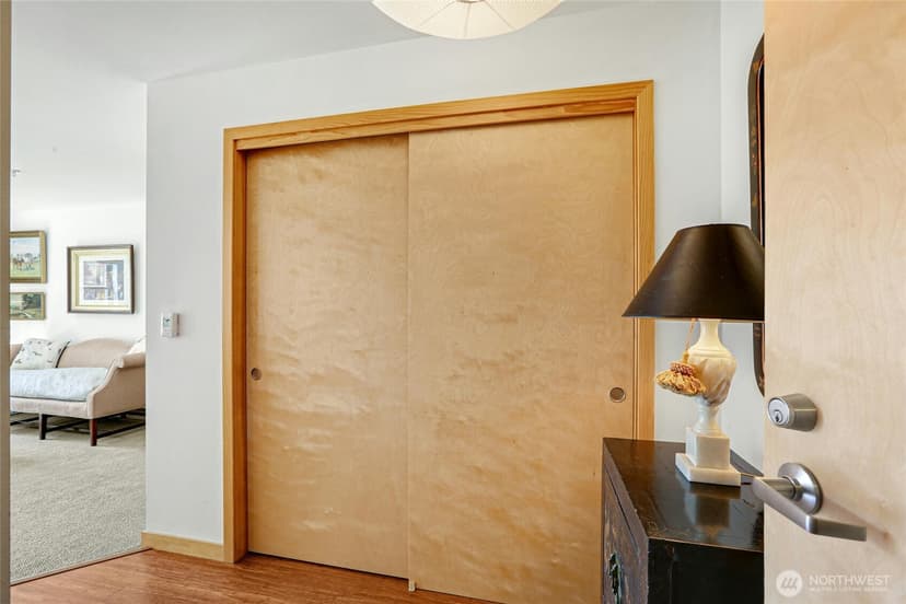 Property photo for 827 Hiawatha Place S #405, Seattle photo 3