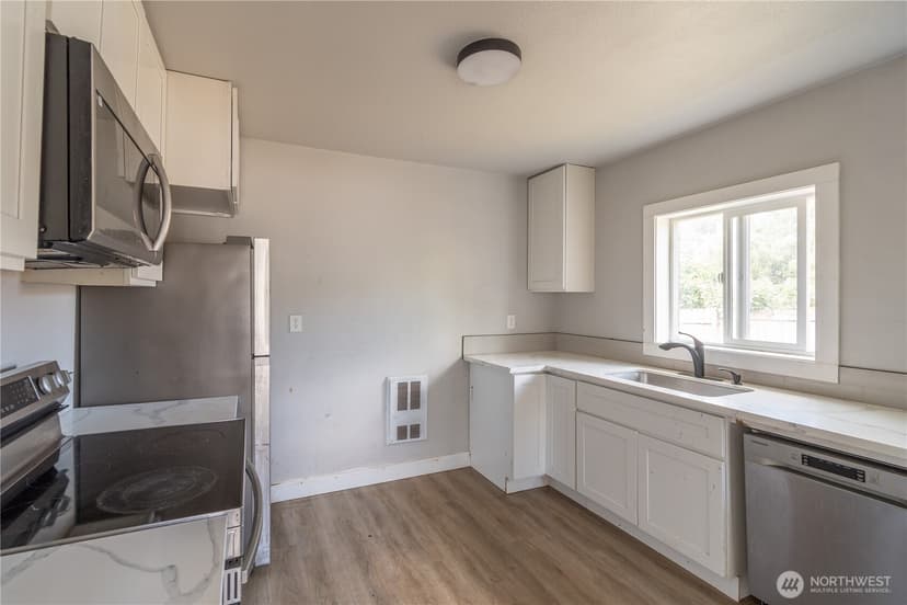 Property photo for 15406 Grant Avenue SW, Lakewood photo 6