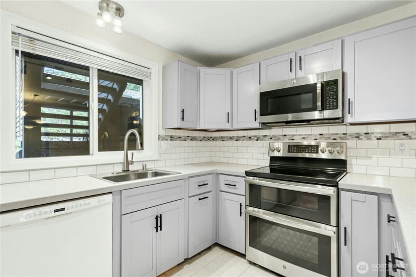 Property photo for 13611 NE 8th Street #106, Bellevue photo 13