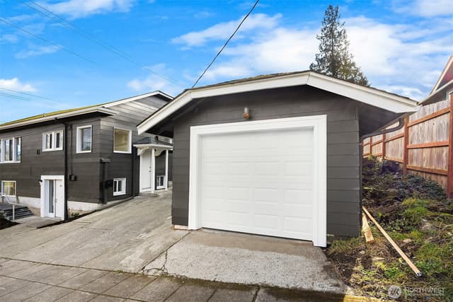 Property photo for 5019 5th Avenue NE, Seattle photo 2