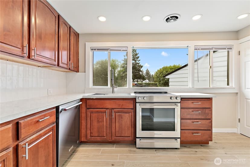 Property photo for 6540 Ardmore Drive SW, Lakewood photo 7