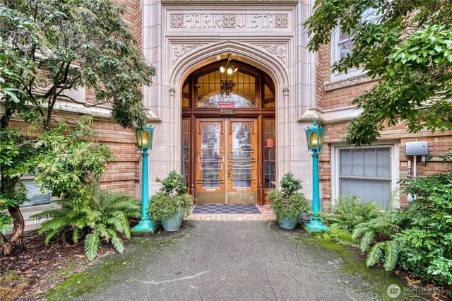 Property photo for 5810 Cowen Place NE #301, Seattle photo 3