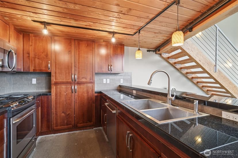 Property photo for 1886 25th Avenue NE #101, Issaquah photo 8